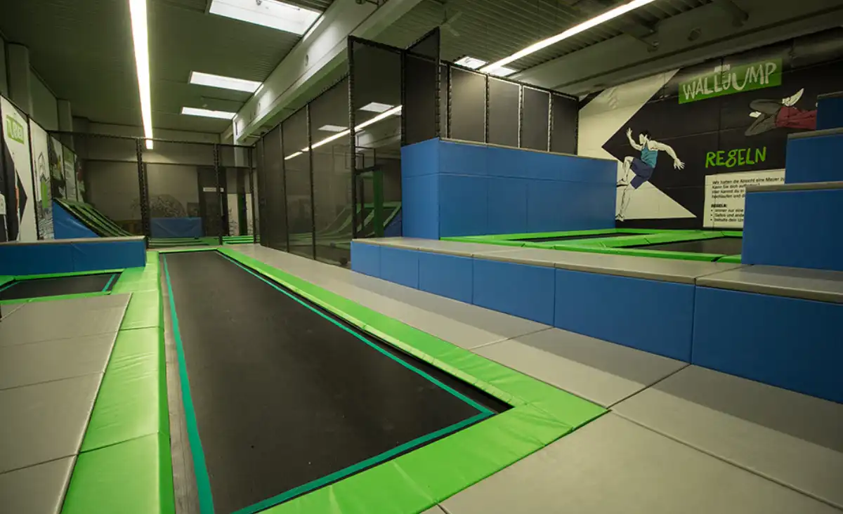 Ein Trampolinpark mit einer großen Indoorfläche, die zahlreiche Trampoline und Spielbereiche bietet.