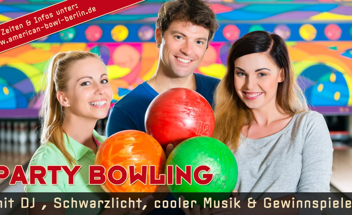 Screenshot eines Bowling-Events mit fröhlichen Teilnehmern, die eine lebhafte Partyatmosphäre genießen.