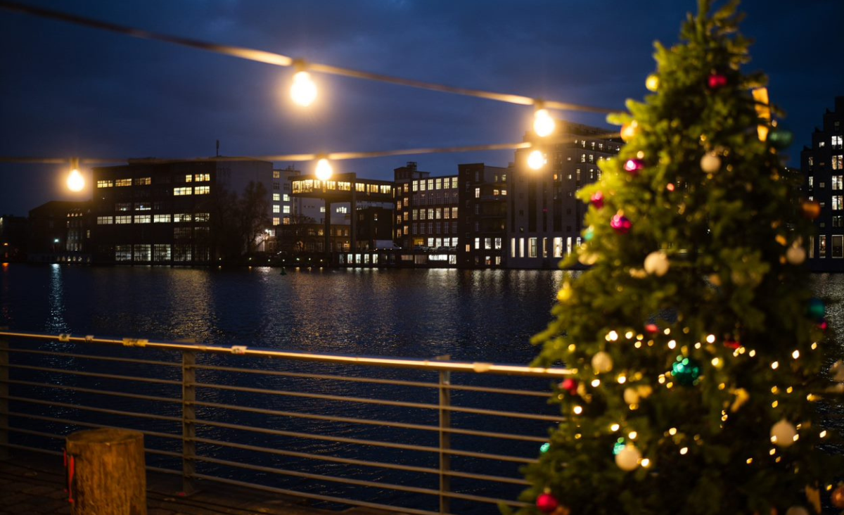 Weihnachtsmarkt an der Spree. Ein Bild, das Weihnachtsbaum, Weihnachten, Baum, draußen enthält.