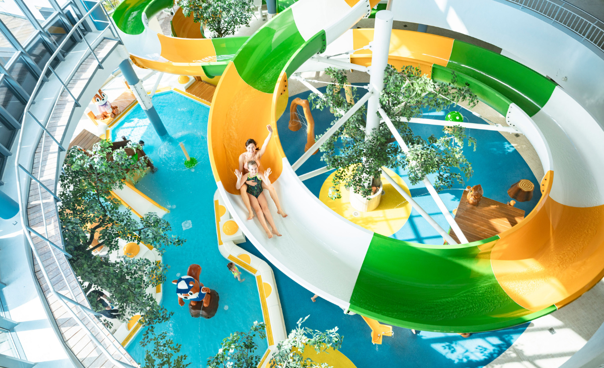 Eine große Wasserrutsche in einem Indoor-Wasserpark, die Spaß und Abenteuer für alle Altersgruppen verspricht.