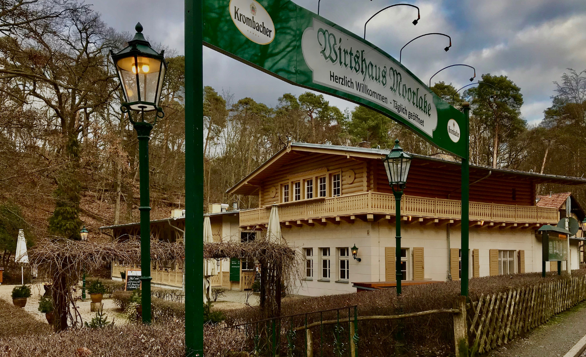 Einfahrt zum historischen Wirtshaus Moorlake.