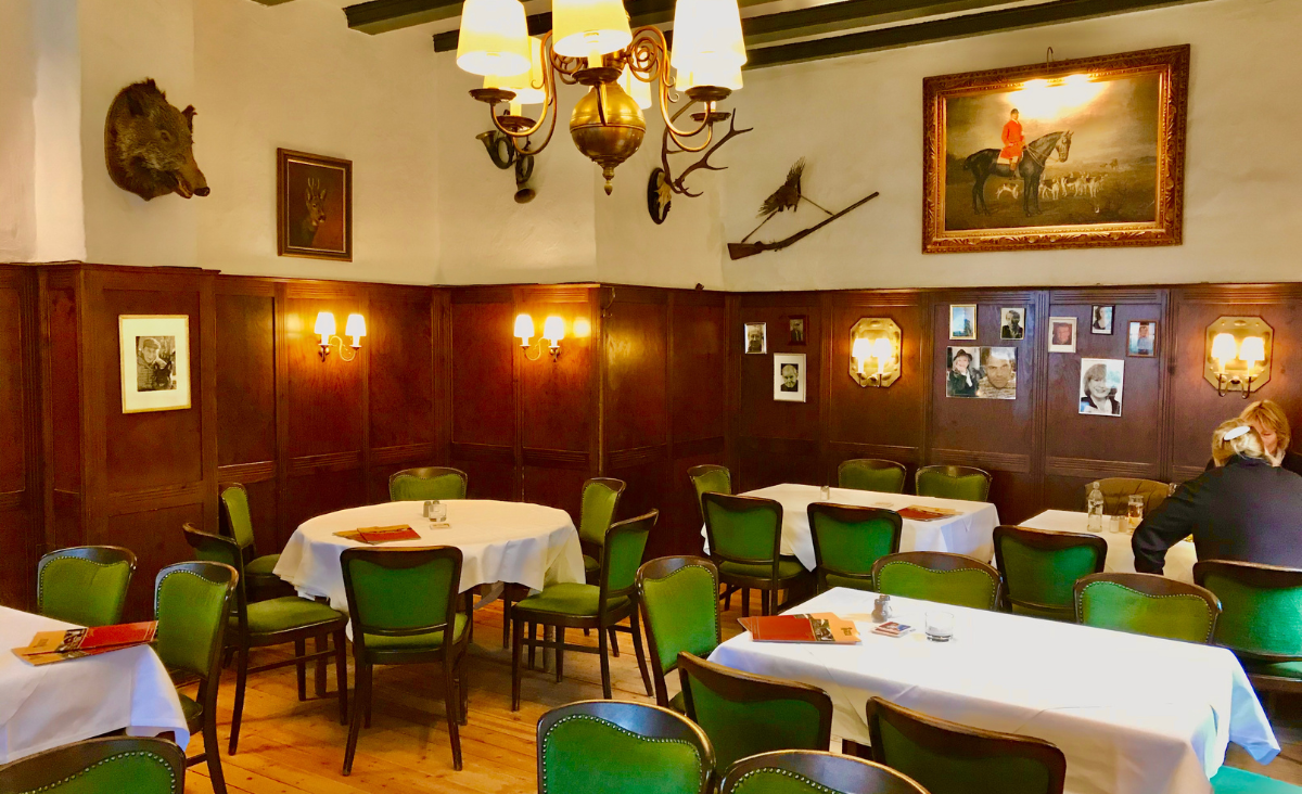 Gemütliches Restaurant mit grünen Stühlen und Tischen, ideal für entspannte Mahlzeiten.