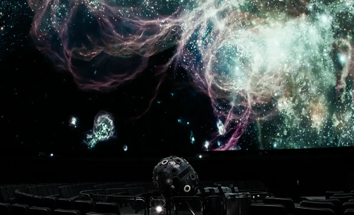Großbildschirm im Planetarium Berlin zeigt eine beeindruckende Galaxie im Weltraum.