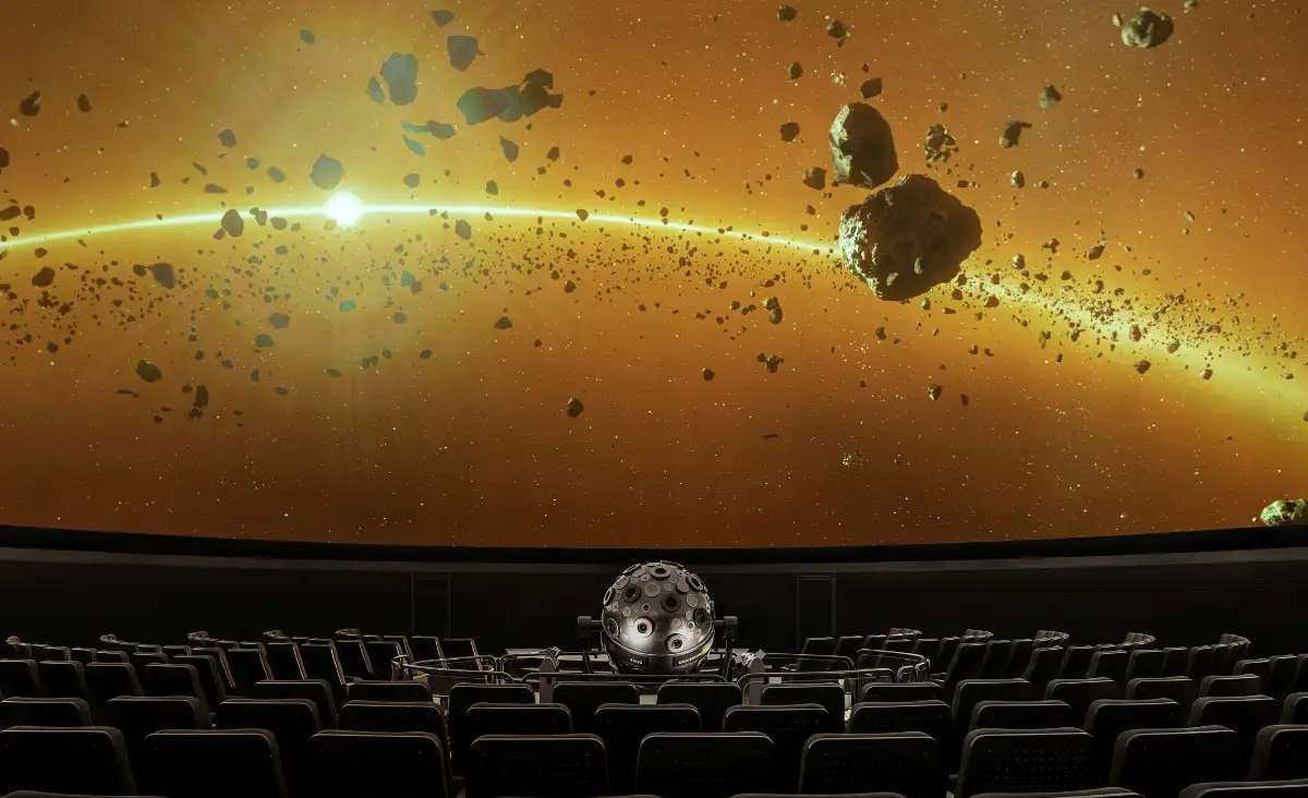 Großbildschirm im Planetarium Berlin zeigt einen faszinierenden Blick auf den Weltraum mit Sternen und Planeten.