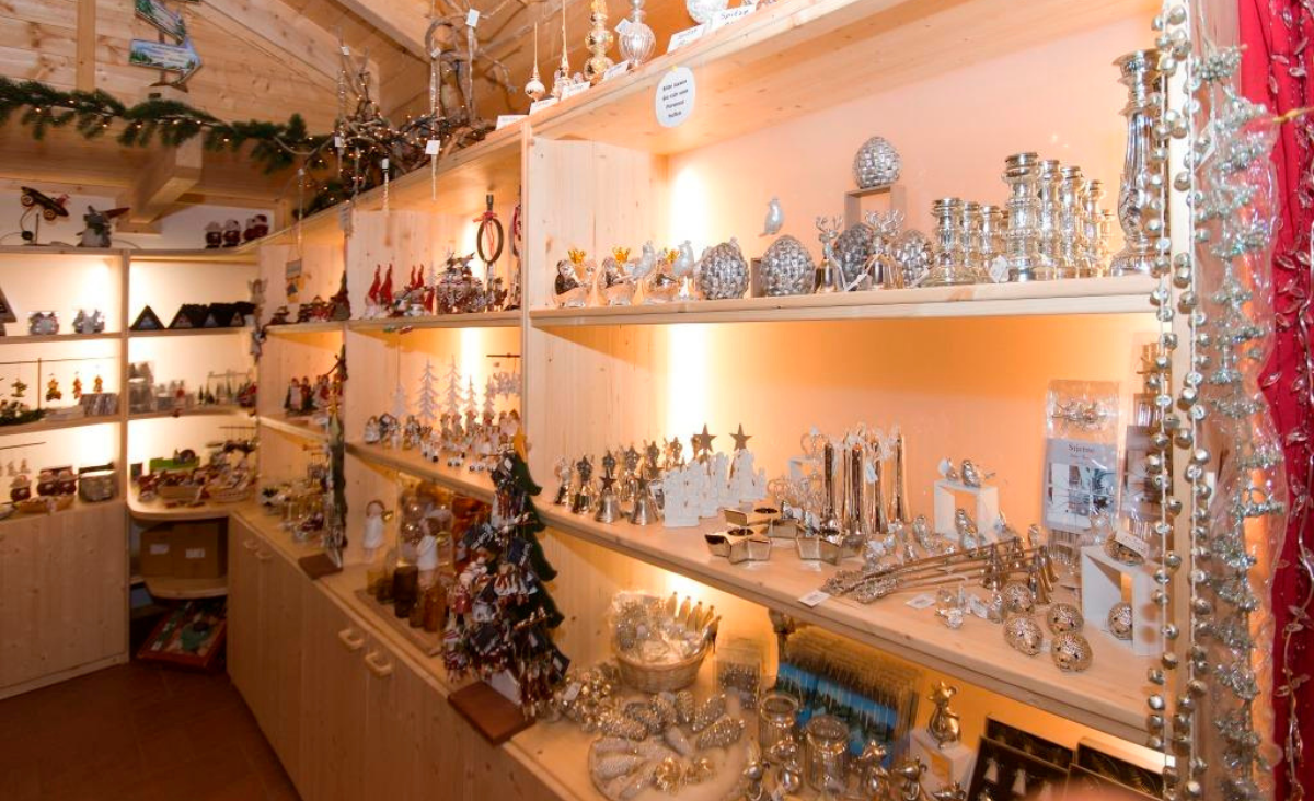 Ein Verkaufsraum voller silberner und gläserner Gegenstände, die elegant angeordnet sind und ein glänzendes Ambiente schaffen.