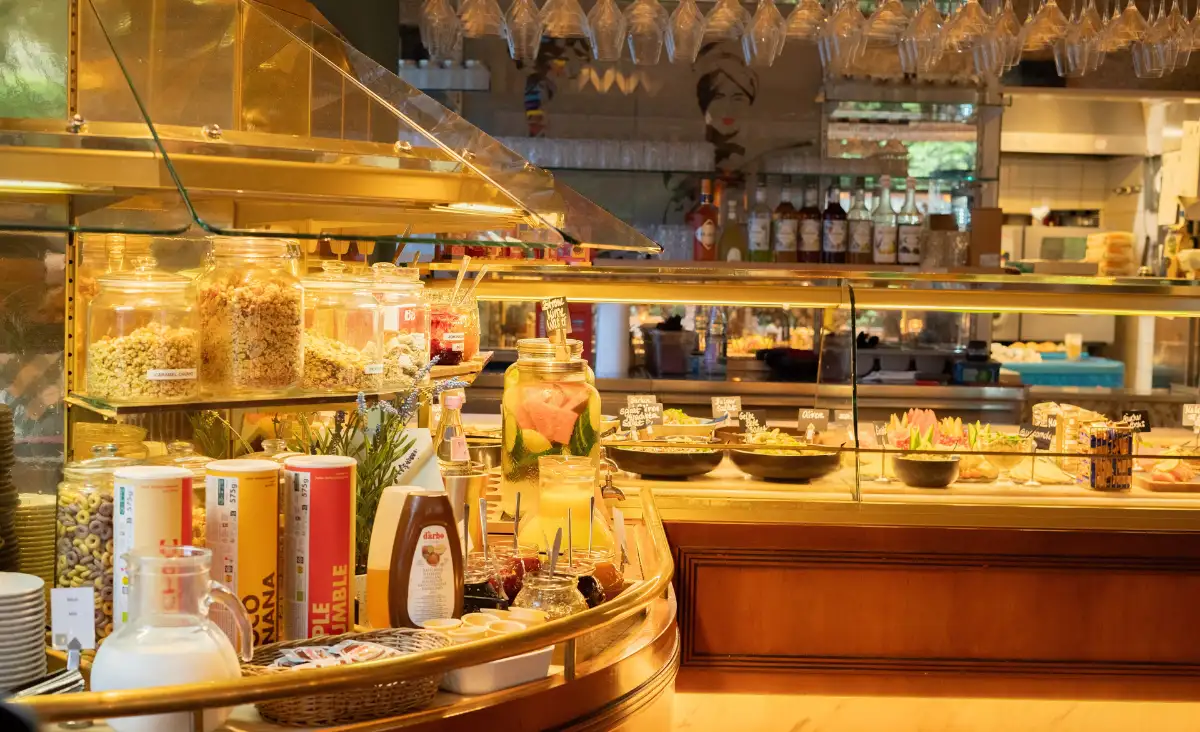 Ein reichhaltiges Buffet mit einer Vielzahl von köstlichen Speisen und Gerichten, die zum Schlemmen einladen.