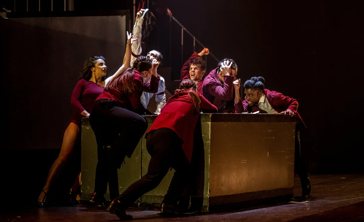 The Tap Dance Sensation. . Eine Gruppe von Menschen auf der Bühne, während ein Mann auf einer Kiste steht und die Aufmerksamkeit auf sich zieht.