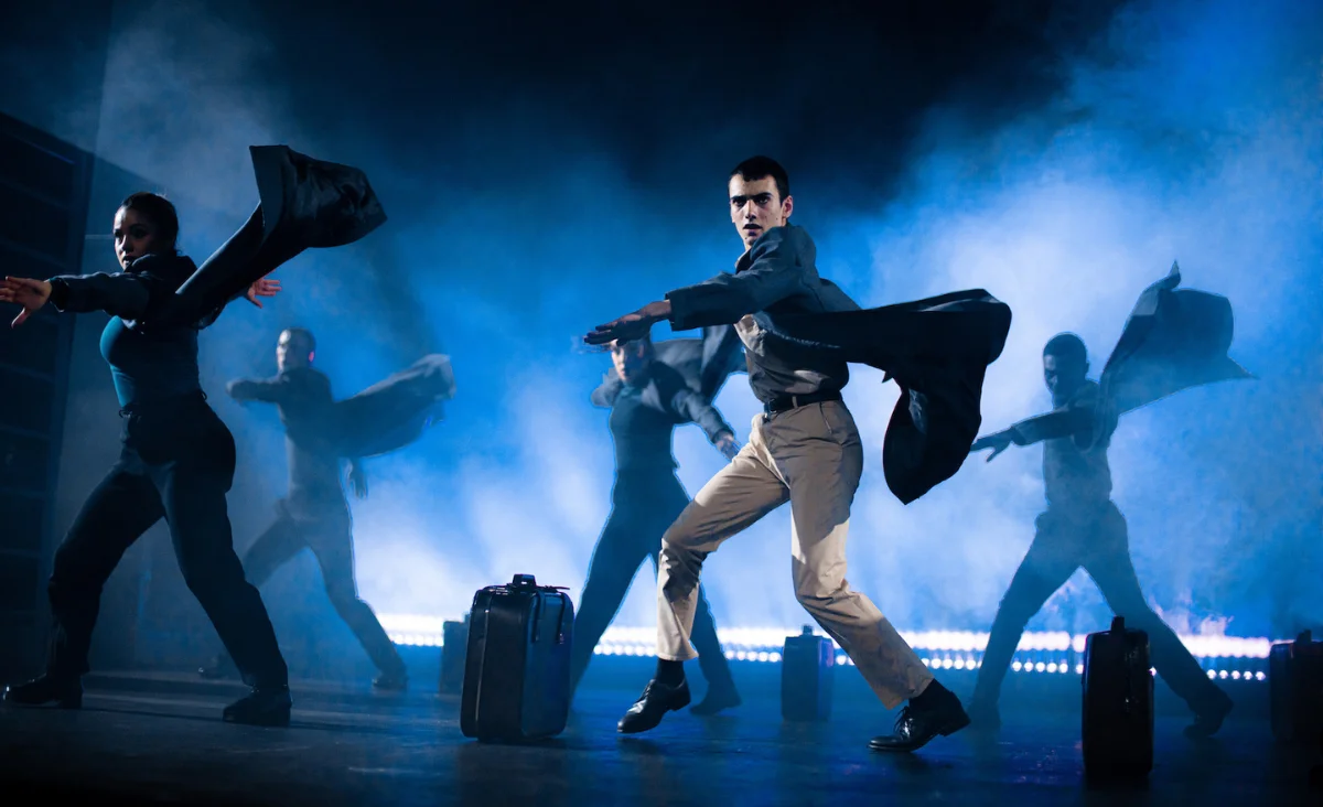 Eine Gruppe von Tänzern auf der Bühne, umgeben von Rauch, präsentiert klassische und moderne Choreografien.