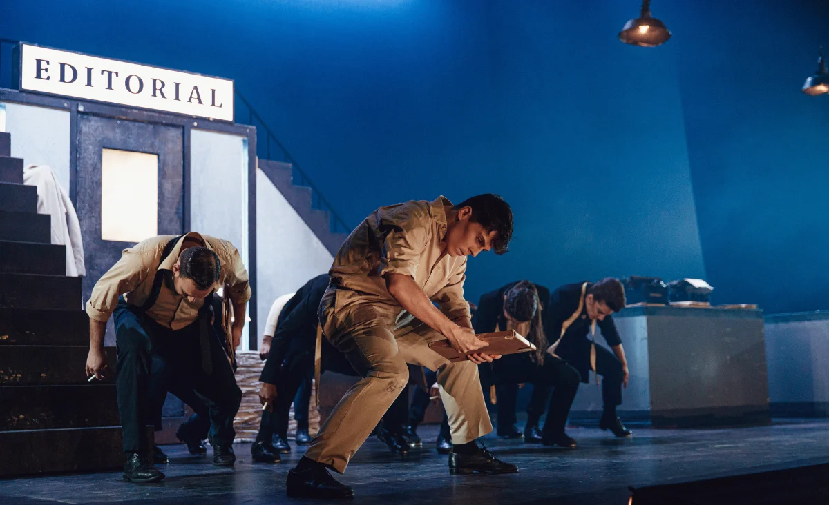Eine Gruppe von Menschen auf der Bühne während der Veranstaltung "Stories The Tap Dance Sensation" im Admiralspalast.