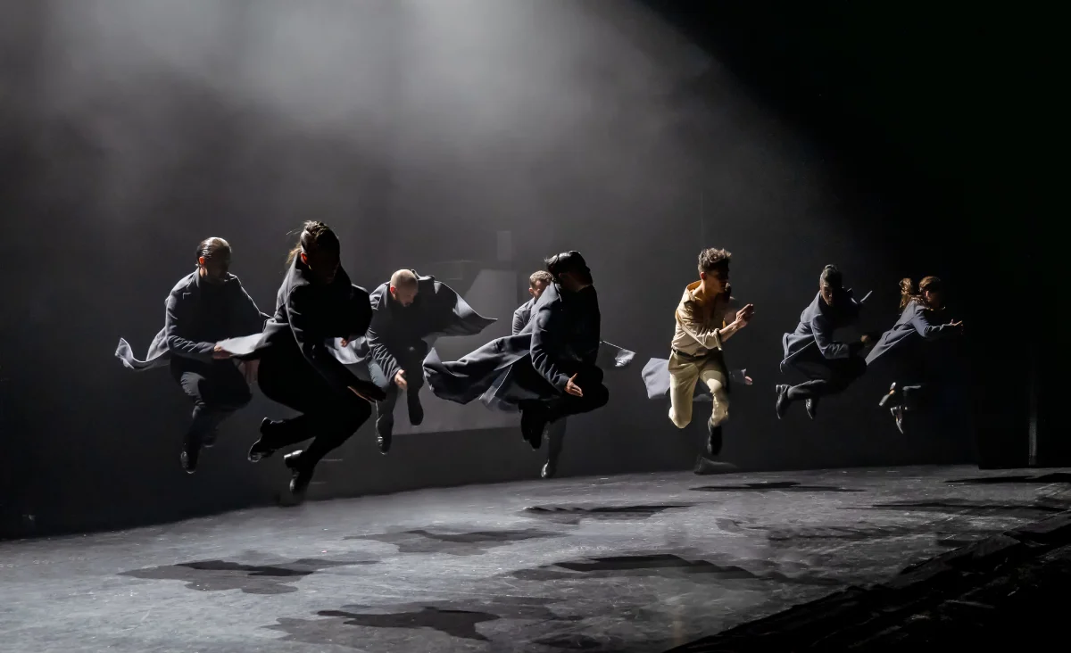 Eine Gruppe von Tänzern springt in die Luft, inspiriert von der Geschichte "The Tap Dance Sensation"