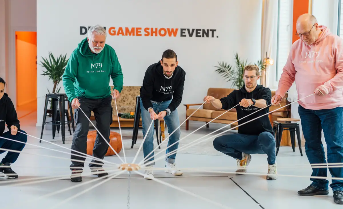 Eine Gruppe von Teilnehmer spielen ein Geschicklichkeitsspiel in your showdown.