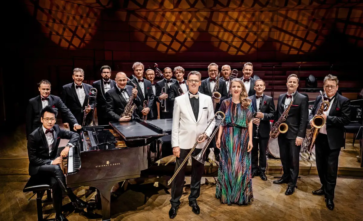Das Glenn Miller Orchestra und der neue Dirigent Uli Plettendorff posieren gemeinsam für ein Gruppenfoto.