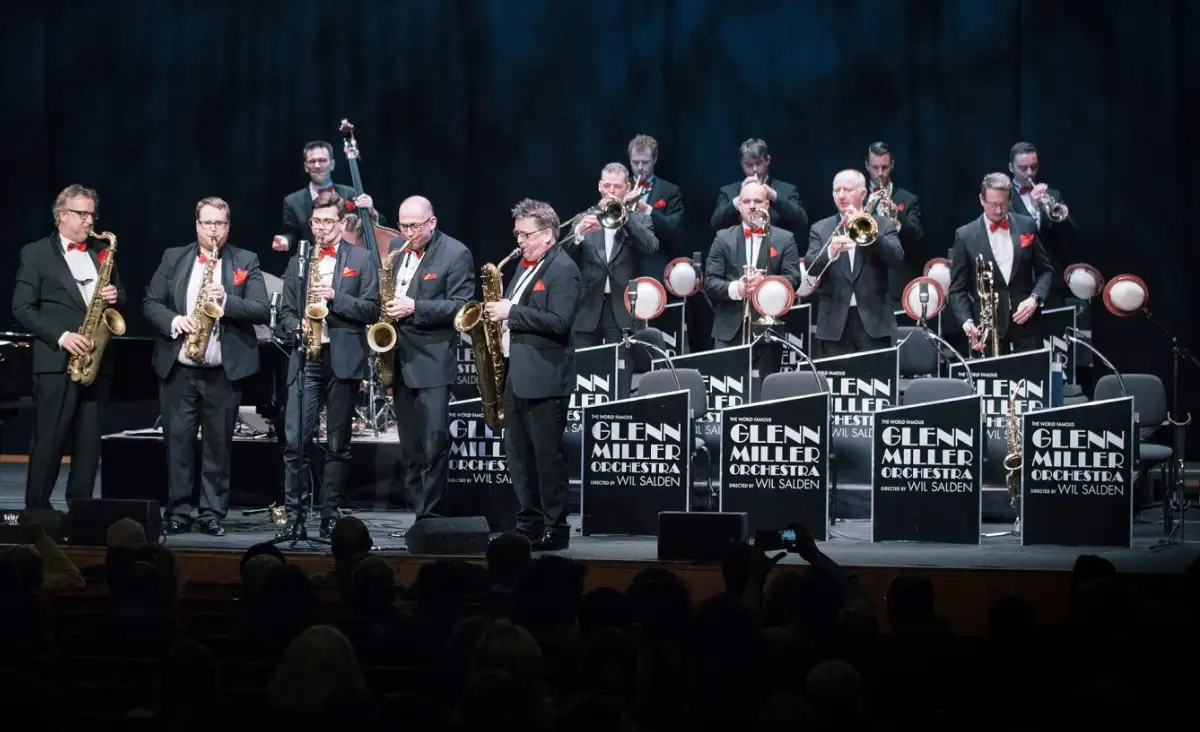 Eine Gruppe von Männern in Anzügen spielt Saxophon, Teil des Glenn Miller Orchesters unter neuer Leitung von Uli Plettendorff.