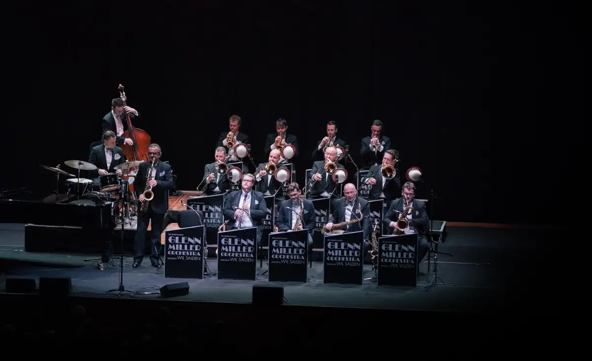 Eine Gruppe von Männern in Anzügen spielt Saxophon, Teil des Glenn Miller Orchesters unter neuer Leitung von Uli Plettendorff.