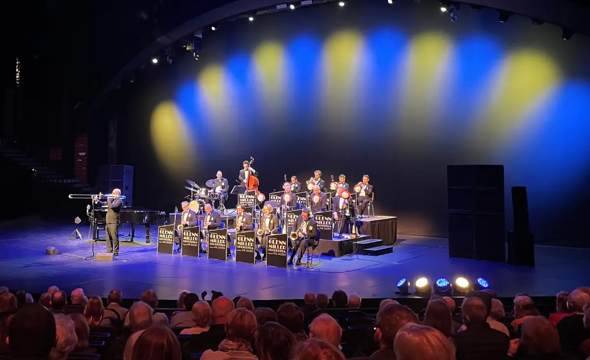 Ein Orchester auf der Bühne mit einem Dirigenten, das den Glenn Miller Sound unter neuer Leitung von Uli Plettendorff spielt.