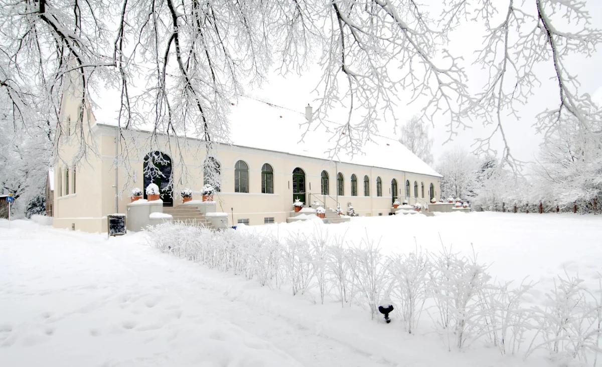 Ein altes Landhaus vollständig in Schnee gehüllt