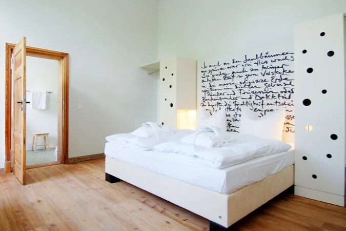 Sonniges Zimmer mit Doppelbett