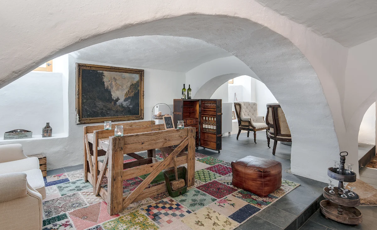 Ein Wohnzimmer mit einem Tisch und Stühlen, das eine einladende und gemütliche Atmosphäre ausstrahlt.