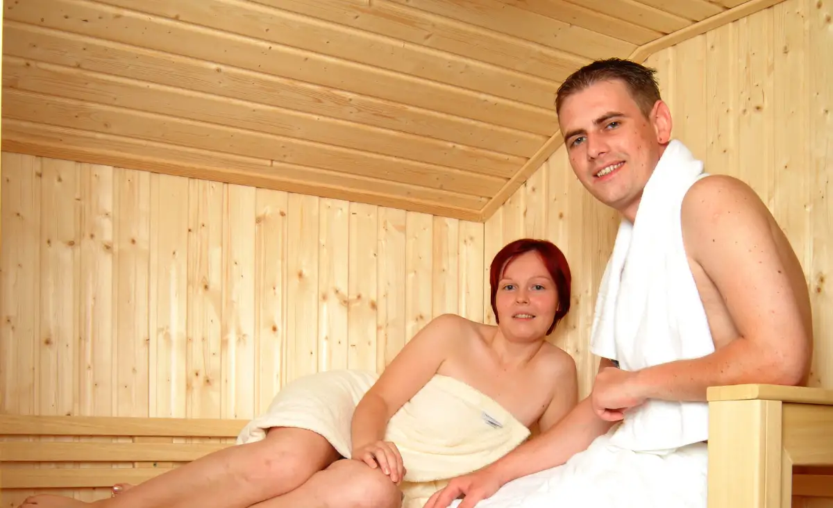 Mann und Frau genießen die entspannende Atmosphäre in der Sauna des Seehotels Herlinde, ein Ort der Ruhe und Erholung.