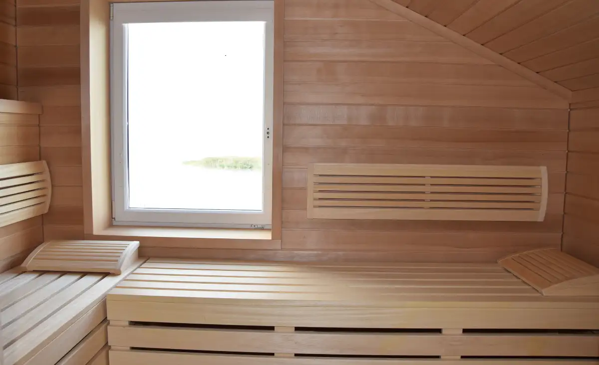 Exquisite Holzsauna im Seehotel Herlinde, perfekt für entspannende Momente in einem gehobenen Wellness-Umfeld.