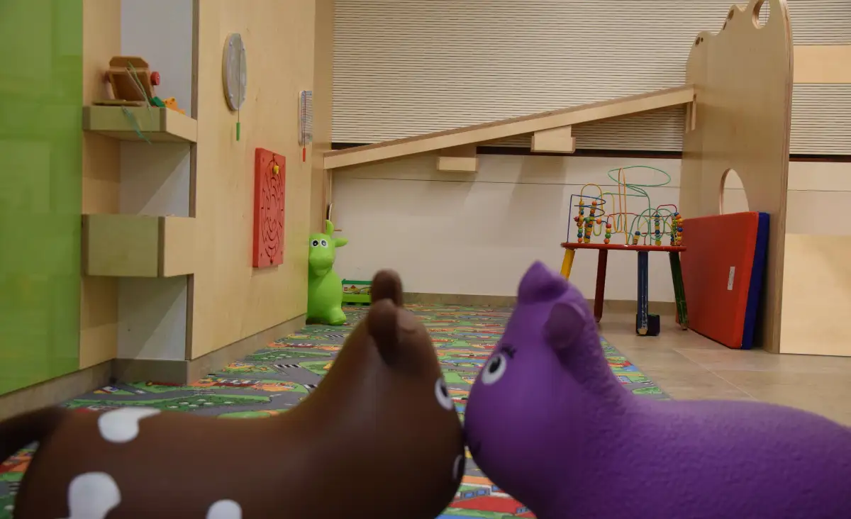 Ein elegantes Spielzimmer im Seehotel Herlinde, das Kindern eine zauberhafte Spielumgebung bietet.