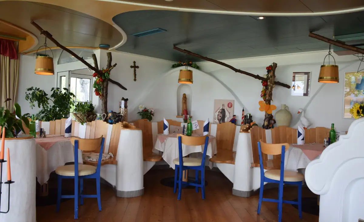 Elegantes Restaurant im Seehotel Herlinde mit stilvollen Tischen und Stühlen, ideal für unvergessliche kulinarische Erlebnisse.