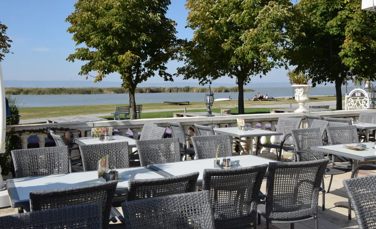 Geschmackvoll gedeckter Tisch mit eleganten Stühlen im Seehotel Herlinde, perfekt für entspannte Stunden.