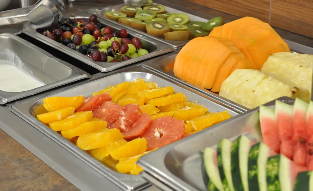 Ein opulentes Buffet im Seehotel Herlinde, reich an frischen Früchten und exquisiten Speisen, verführt die Sinne.