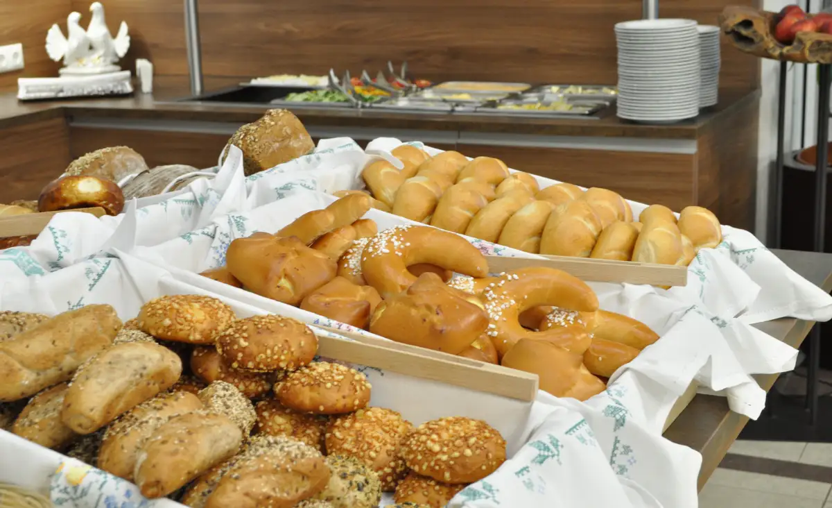 Ein eleganter Tisch im Seehotel Herlinde, geschmückt mit einer Auswahl an frisch gebackenem Brot.