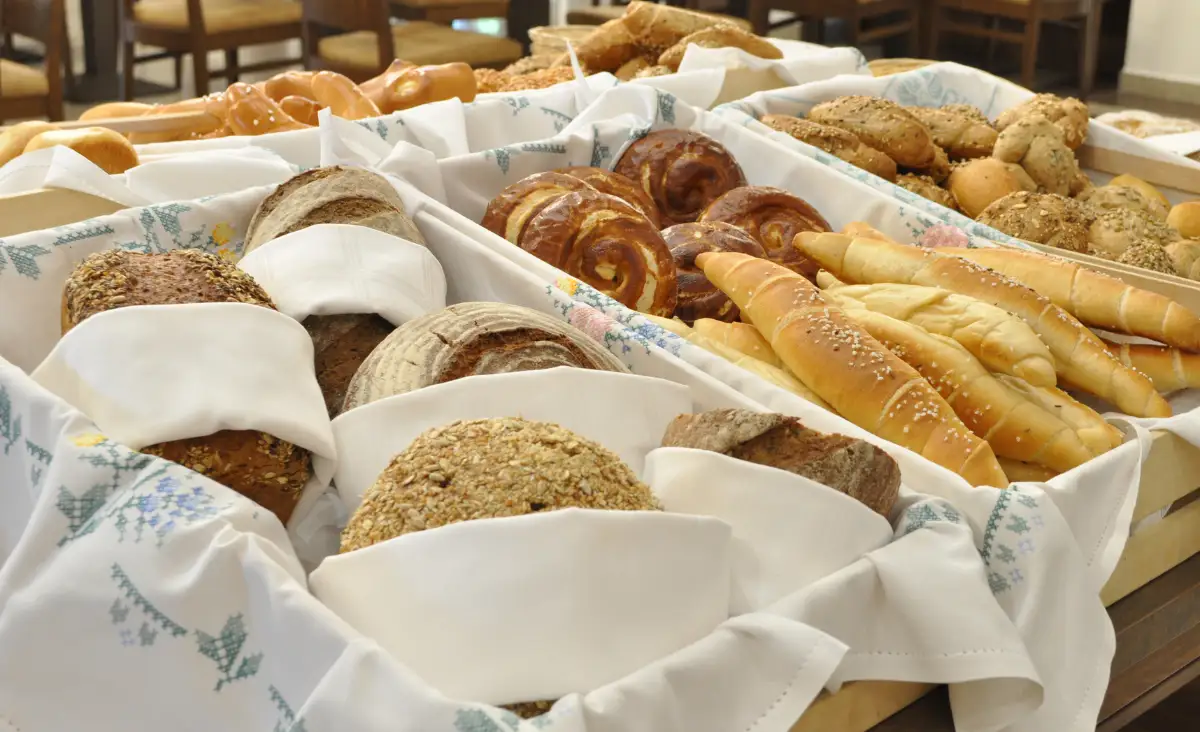 Im Seehotel Herlinde präsentiert sich ein stilvoller Tisch mit einer verführerischen Auswahl an Broten und Brötchen.