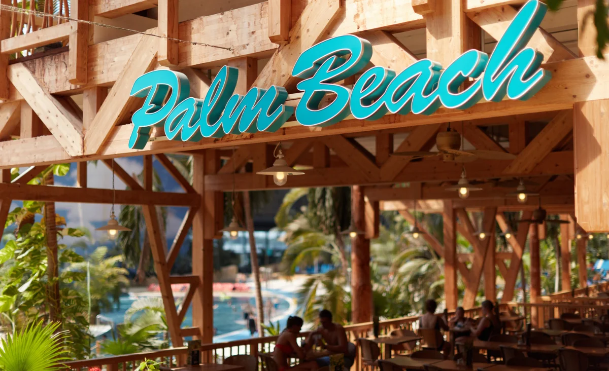 Palm Beach Resort & Casino mit luxuriösen Einrichtungen und Palmen, die eine entspannende Urlaubsatmosphäre schaffen.