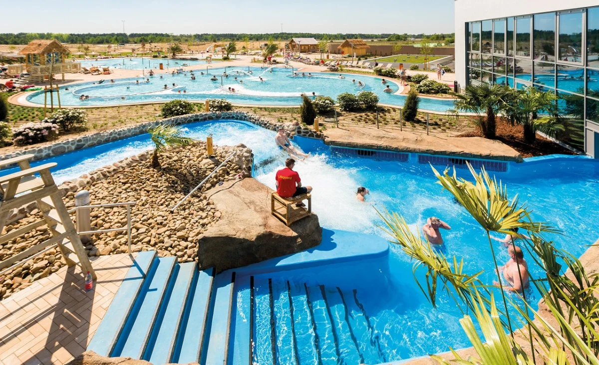 Ein großer Pool mit Wasserrutschen, ideal für Familien und Kinder, die Spaß und Erfrischung suchen.