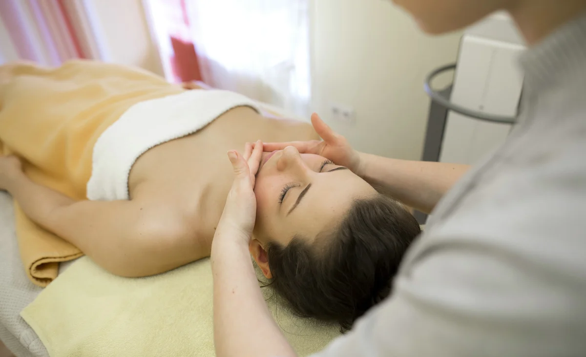 Eine Frau erhält eine Gesichtsbehandlung in einem Spa, um Entspannung und Hautpflege zu genießen.
