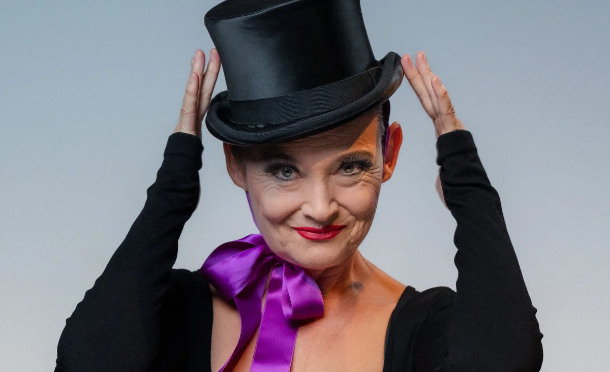 Eine Frau in einem eleganten Zylinder mit einem lila Band, die einen stilvollen und raffinierten Eindruck vermittelt.
