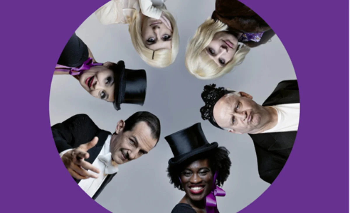 Die Besetzung der Show "Die böse Hexe des Westens" posiert gemeinsam für ein Gruppenfoto.