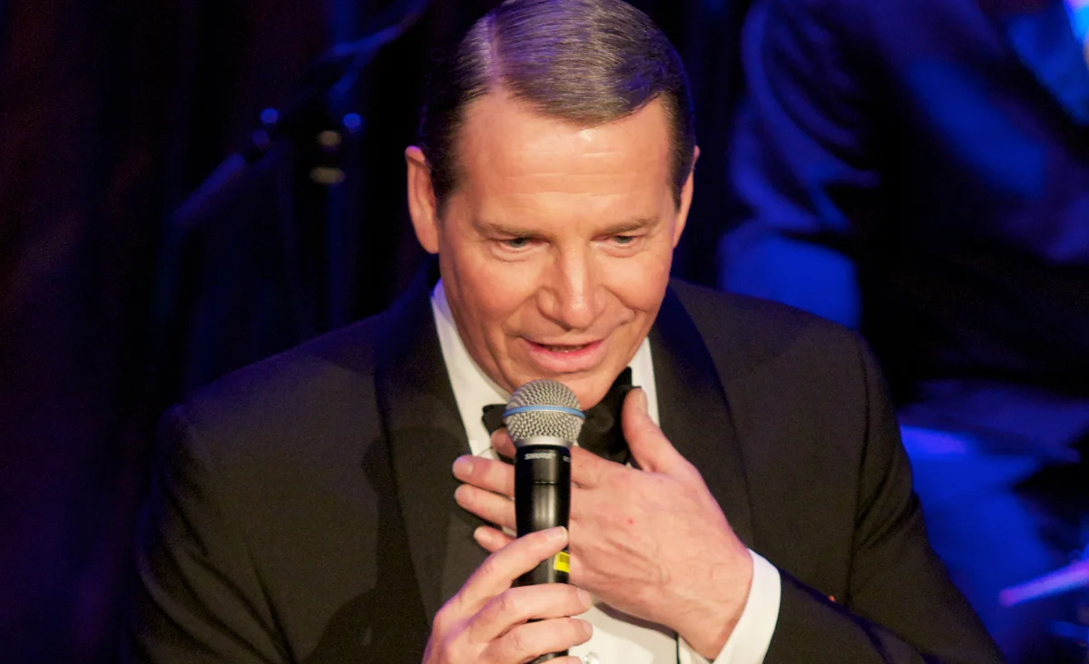 Mann im Smoking mit Mikrofon, präsentiert bei der Erfolgsshow "Sinatra & Friends" in Berlin