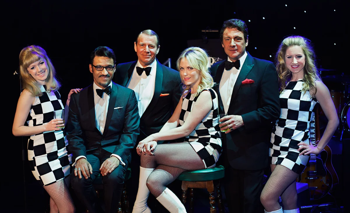 Teilnehmer der Erfolgsshow "Sinatra & Friends" posieren gemeinsam für ein Erinnerungsfo