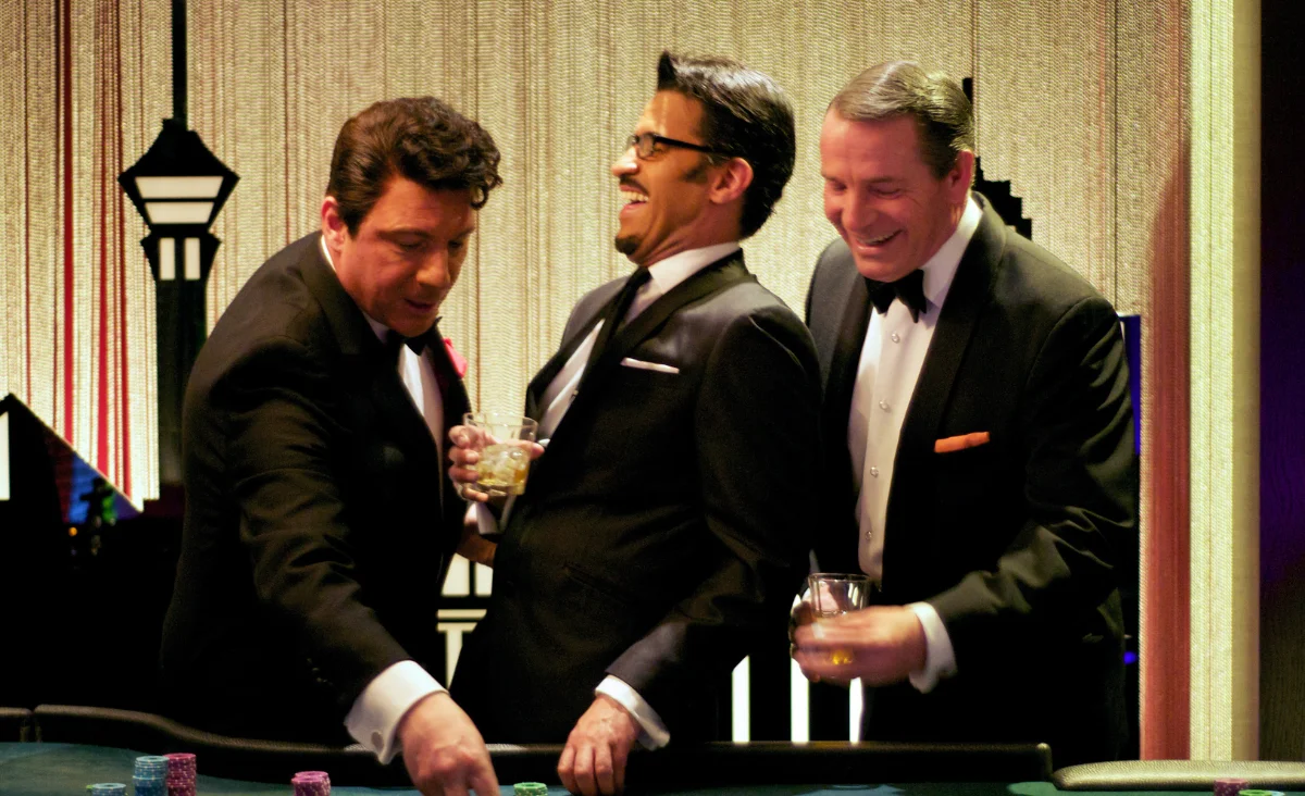Drei Männer werfen Würfel und spielen Craps an einem Tisch in einem Casino.