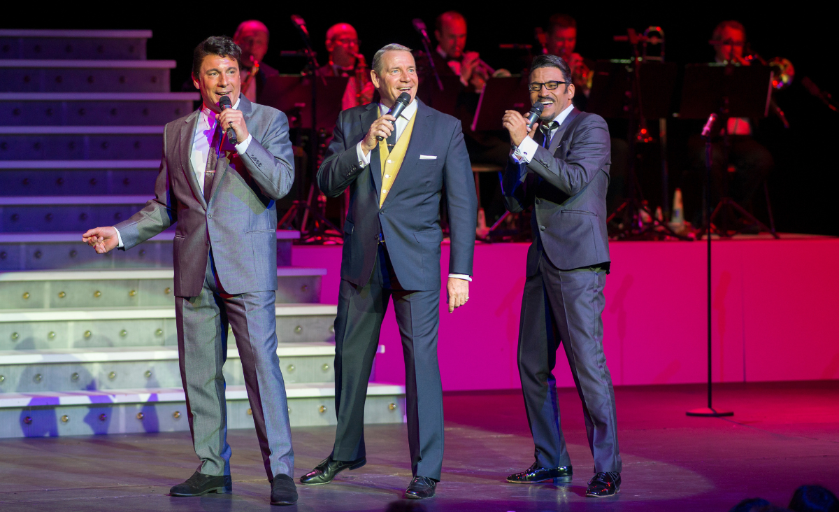 Drei Männer in Anzügen präsentieren ein Lied auf der Bühne der Erfolgsshow "Sinatra & Friends".