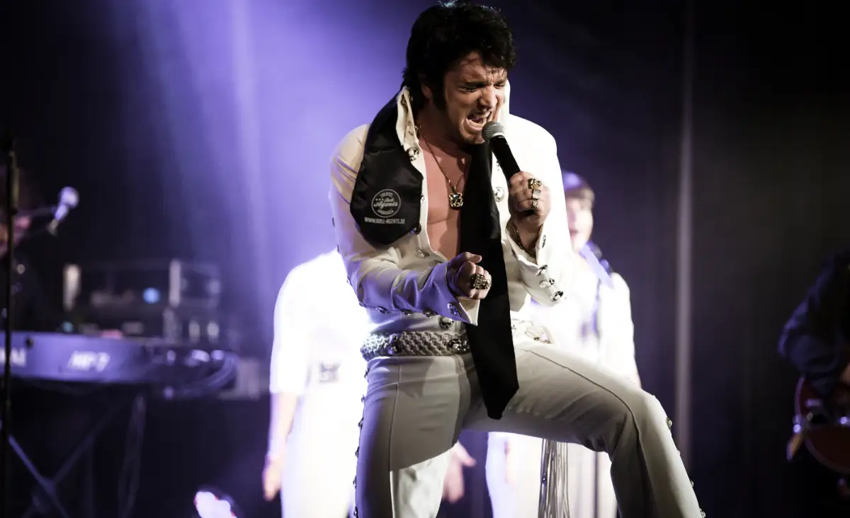 Ein Sänger der Elvis Presley imitiert tritt beim THE MUSICAL STORY OF ELVIS in Berlin auf und begeistert das Publikum.