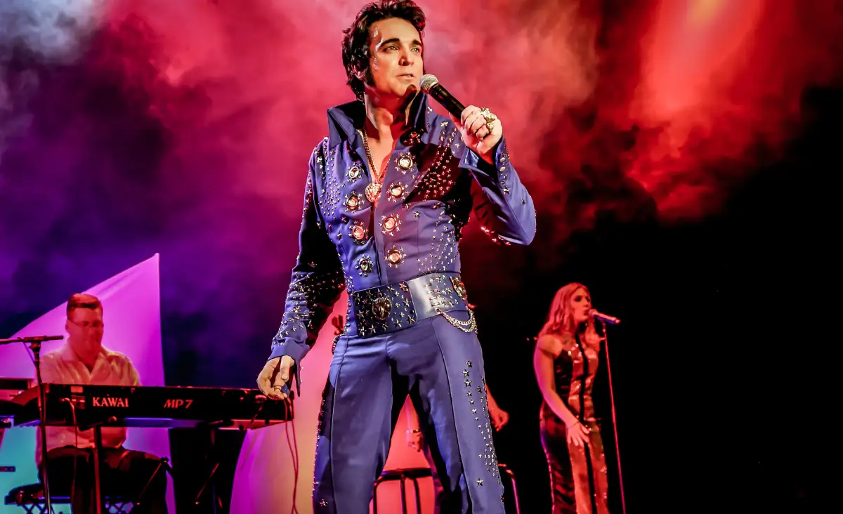 Elvis-Imitator begeistert das Publikum im Tempodrom mit "THE MUSICAL STORY OF ELVIS".