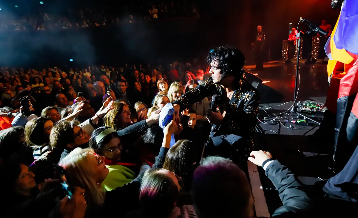 Elvis-Imitator lässt sich vom Publikum feiern im Tempodrom mit "THE MUSICAL STORY OF ELVIS".