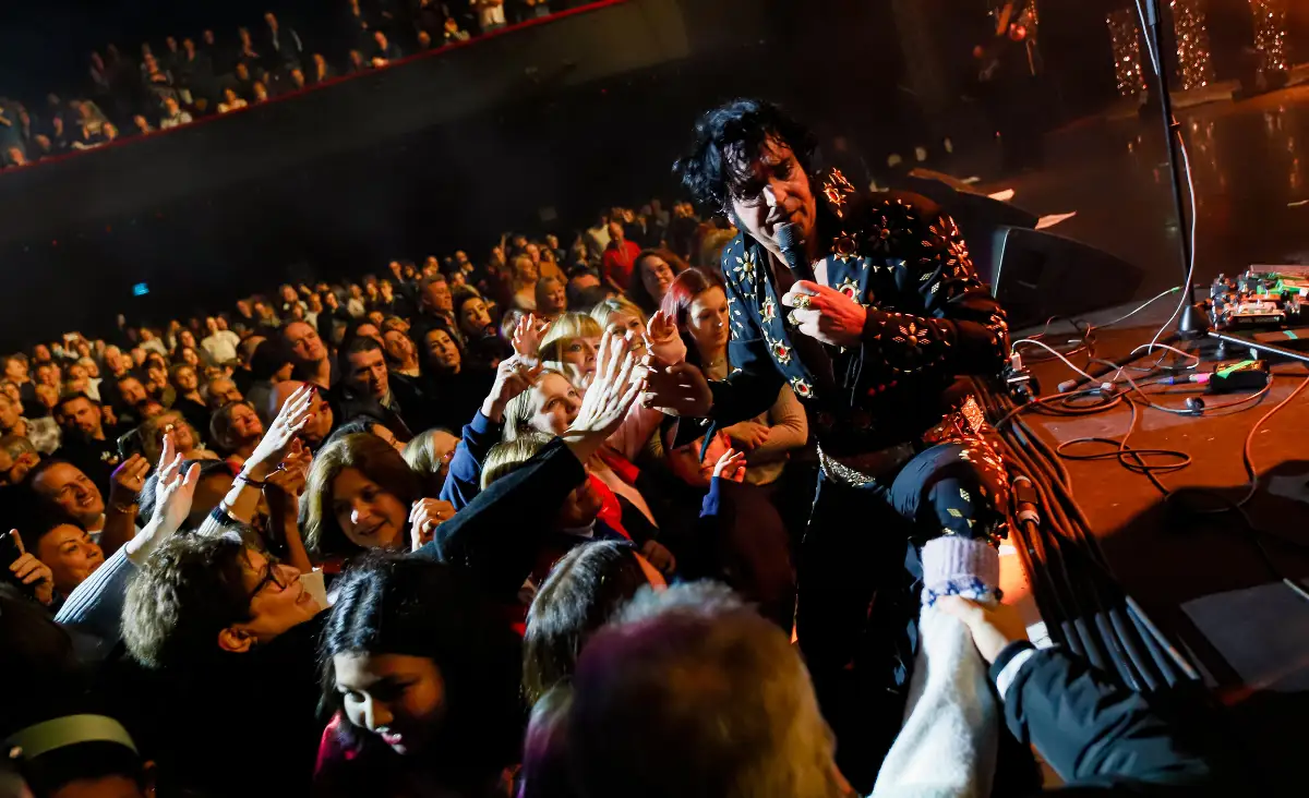 Elvis-Imitator umgeben Publikum feiern im Tempodrom mit "THE MUSICAL STORY OF ELVIS".