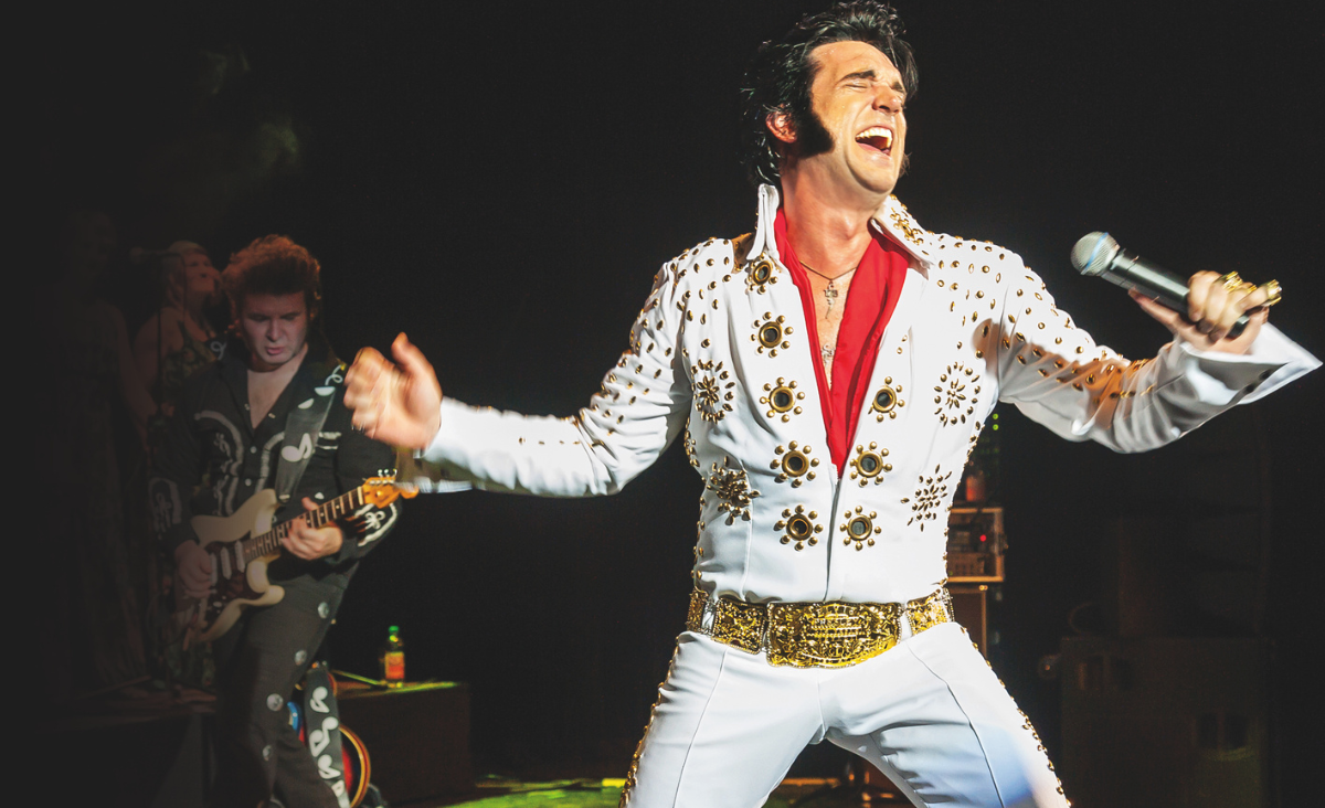Ein Sänger der Elvis Presley imitiert während eines Auftritts im Tempodrom Berlin