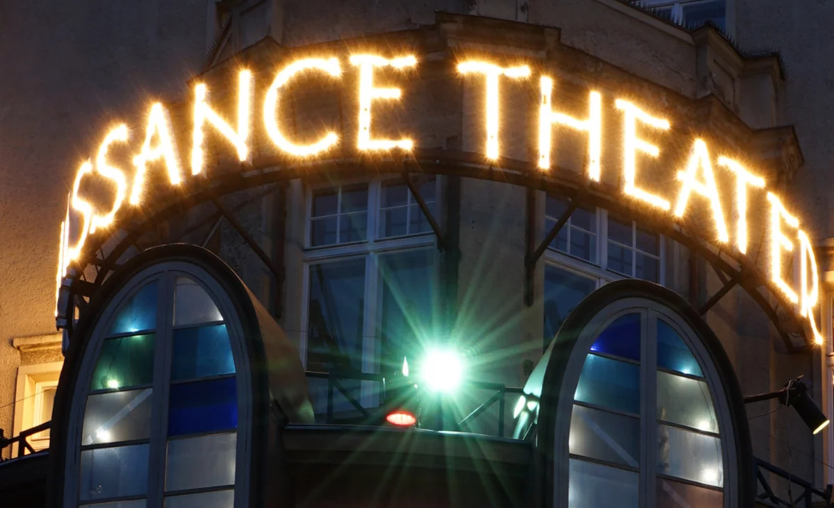 Neonreklame mit der Aufschrift "Renaissance Theater" in leuchtenden Farben