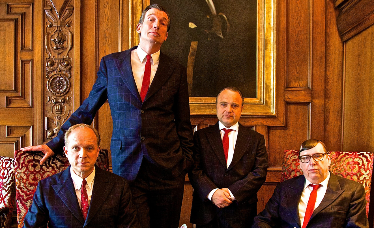 Ulrich Tukur und die Rhythmus Boys posieren in eleganten Anzügen.