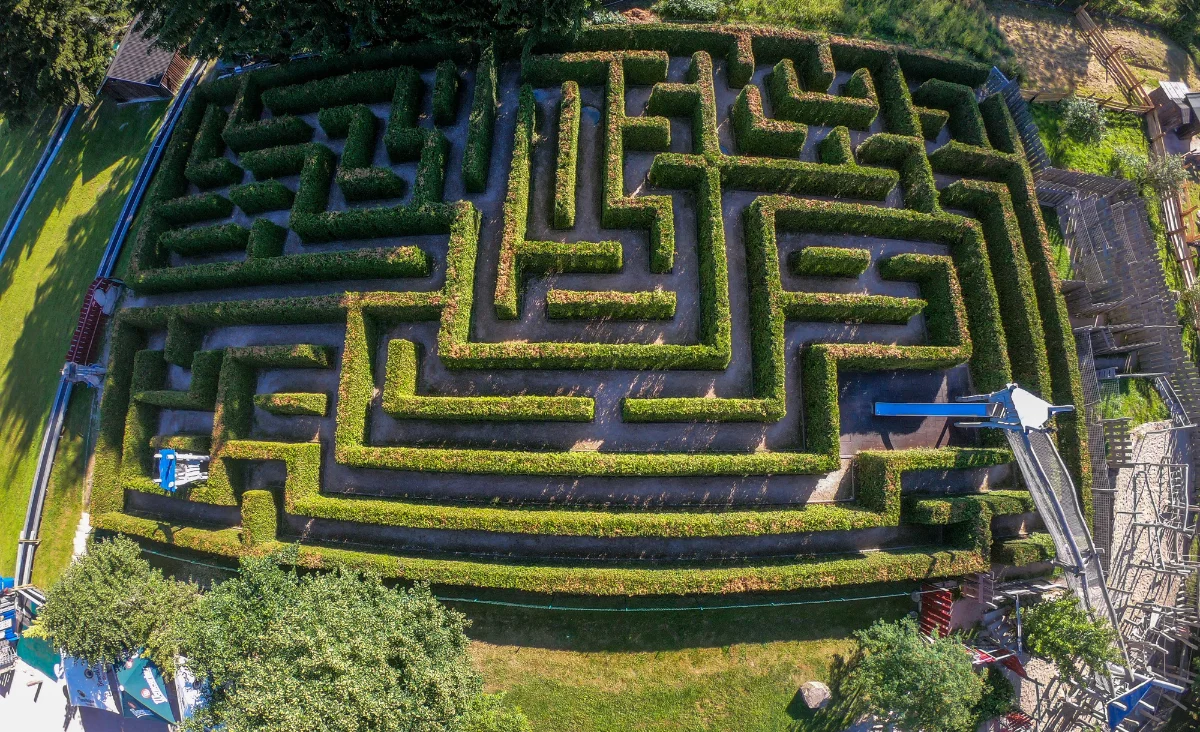 Ein grüner Labyrinth im Wurzelrudis Erlebniswelt