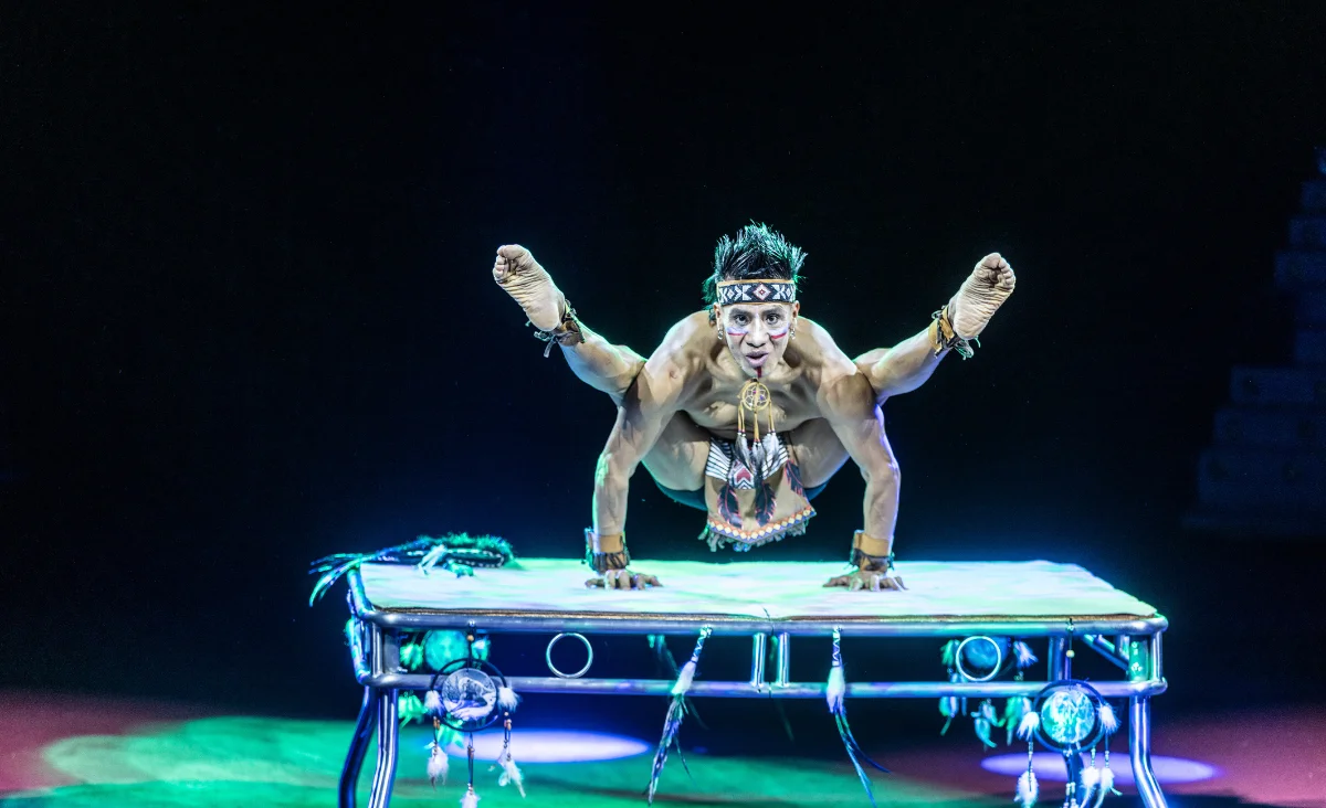 Im Zirkus des Horrors "Memento Mori" in Berlin zeigt ein Mann eine beeindruckende Performance auf einem Tisch.