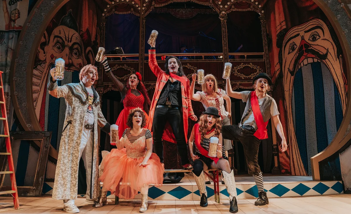 Eine gruppe Schauspieler feiert ausgelassen im Renaissance Theater Berlin 2025