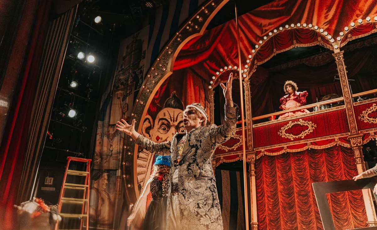 Schauspieler erhalten Applaus im Renaissance Theater Berlin 2025